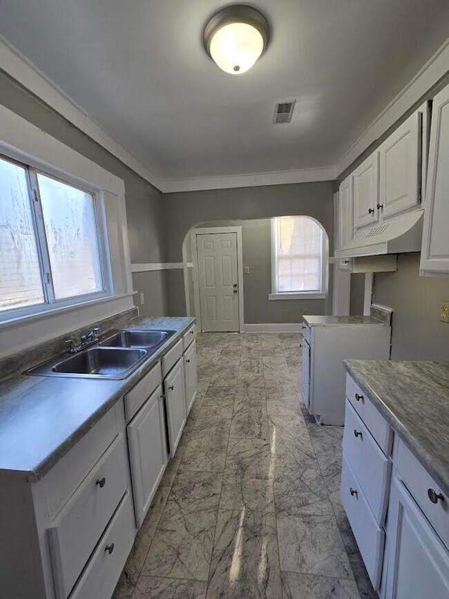 Foto del edificio - Three Bedroom Home Near 30th St and Colleg...