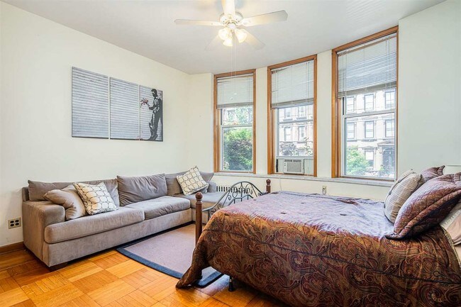 Foto del edificio - 917 Hudson St