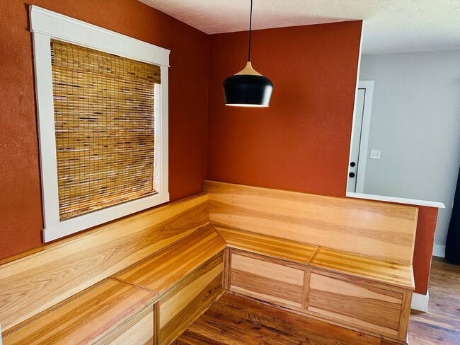 Building Photo - 4+ bedroom, 2 bath with Hot Tub, Fenced Yard and Garage