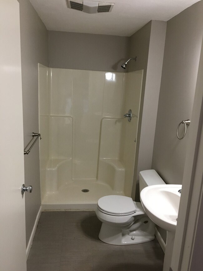 Foto del edificio - Clay/Cicero area 3 bedroom, 2 bath spit level ranch