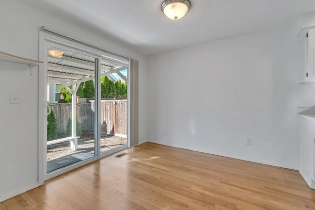 Building Photo - Spacious 4 bedroom - Ready Now