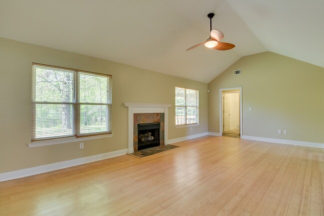 Building Photo - Beautiful Three Bedroom w/Garage