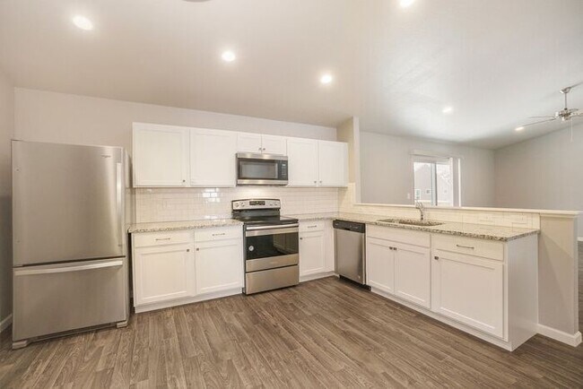 Building Photo - 3927 Sumner Dr