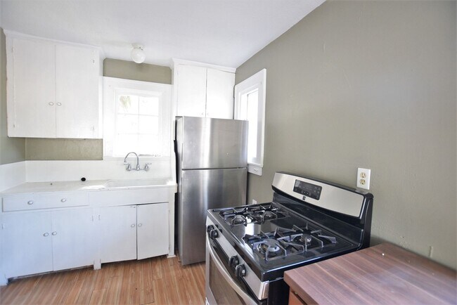 Foto del edificio - Bright Top-Floor 1 Bedroom in the Heart of...