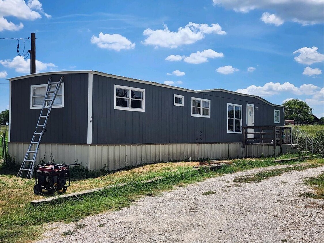Foto principal - 2 Bedrooms with 2 Bathrooms Home on Large ...