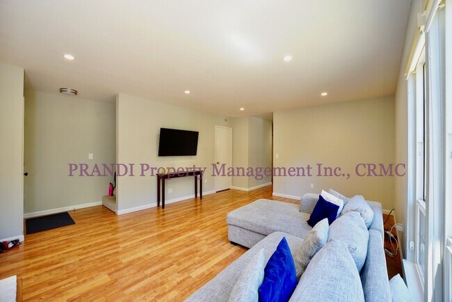 Building Photo - "Charming 2-Bed Condo with Spacious Layout...