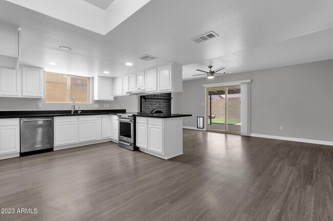 Foto del edificio - 2130 W Devonshire St