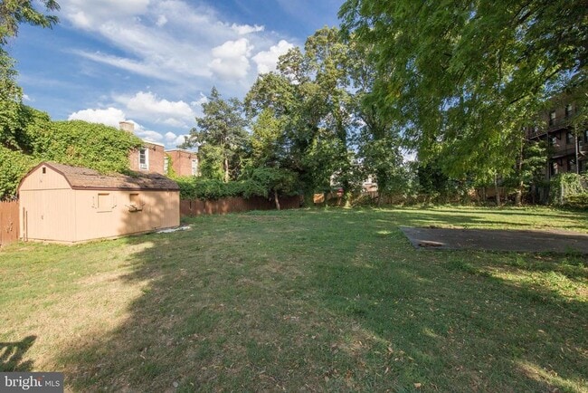 Building Photo - 724 E Locust Ave