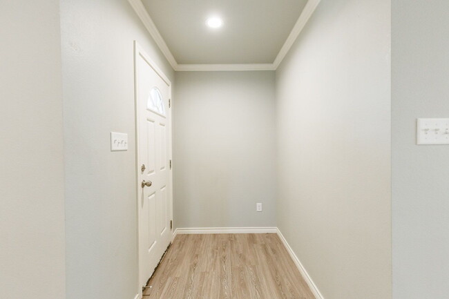 Building Photo - Beautiful Duplex in Shallowater