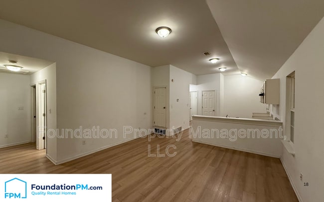 Building Photo - 5 E Byfield Dr