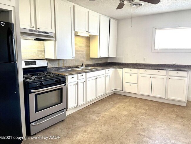 Building Photo - 2 bed/ 1 bath full stucco home with fenced...