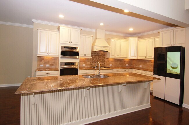 Cocina con refrigerador inteligente - 4832 Millens Bay Ct