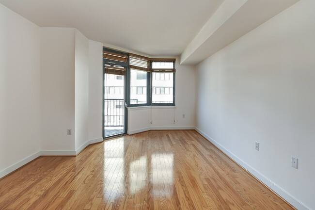 Building Photo - Gorgeous Studio w/ Hardwoods & Balcony