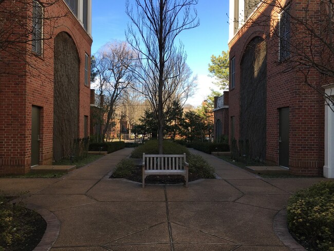 Foto del edificio - Luxury East Memphis Condo in Gated Communi...