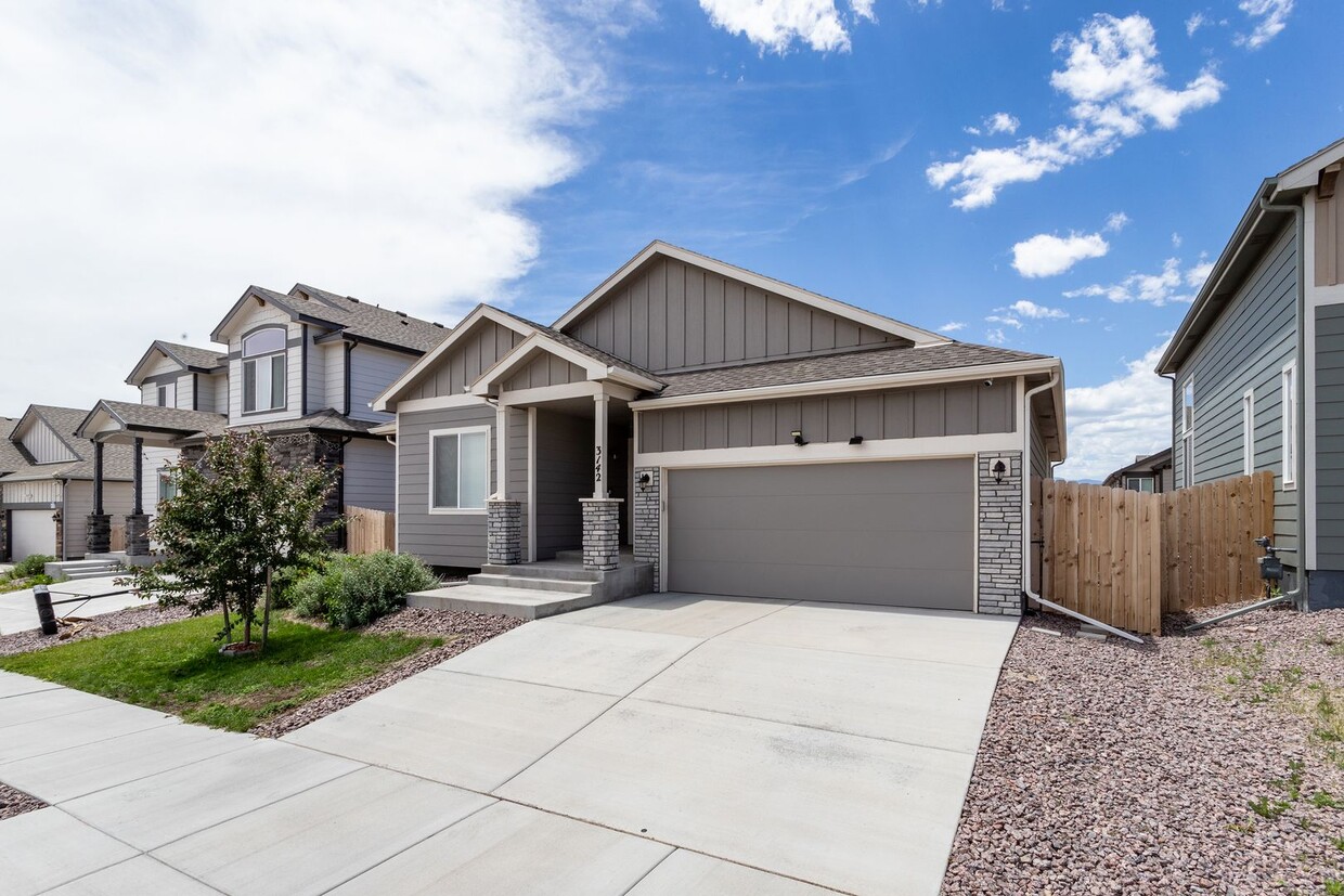 Primary Photo - Stunning Ranch-Style Home with Inviting In...