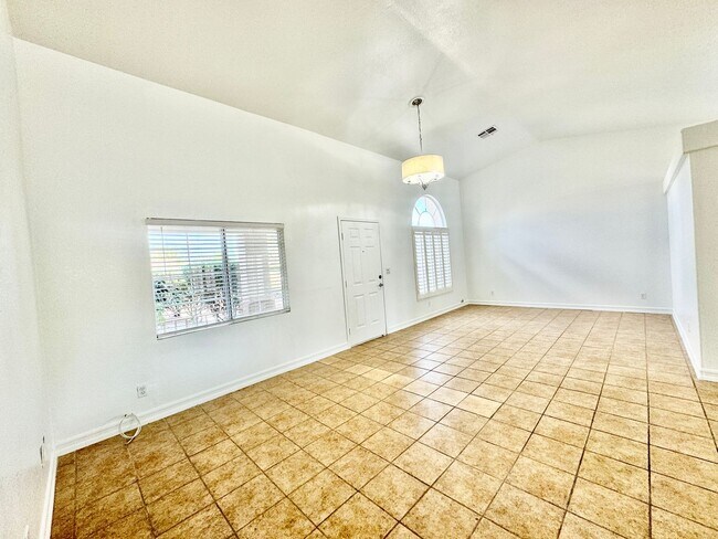 Foto del edificio - Charming 2 bedroom home in northwest. Very open floorplan.