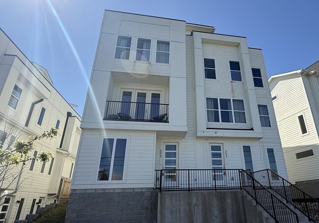 Building Photo - 5625 Lenox Ave