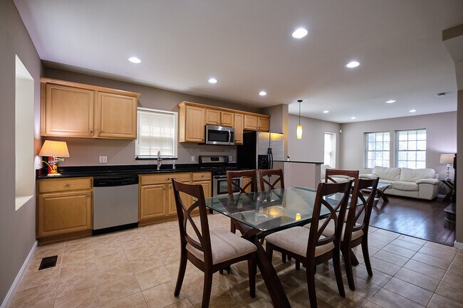 Building Photo - 3971 Blaine St NE