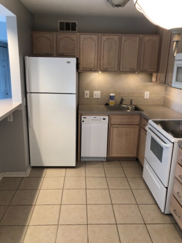 2807 Pembroke Ln Unit 21A, Saint Joseph, MO 64506 Condo for Rent in