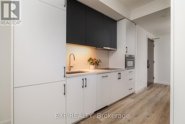 Photo du bâtiment - 741-741 King St W