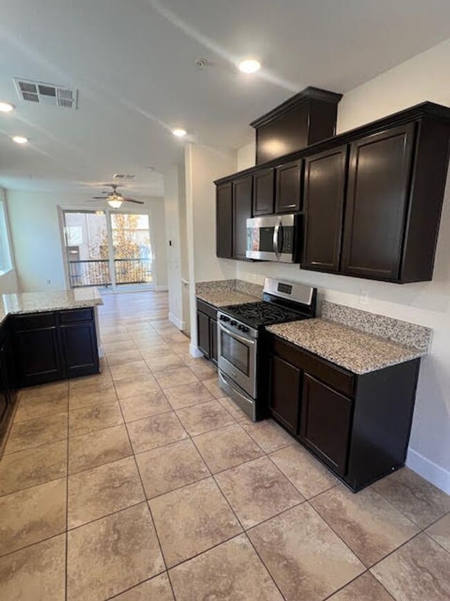 Building Photo - Freshly Painted Larger End Unit Condo for Rent!