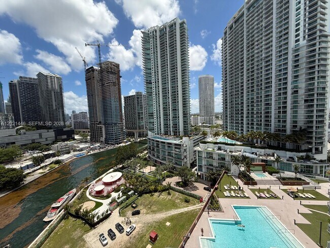 Foto del edificio - 350 S Miami Ave