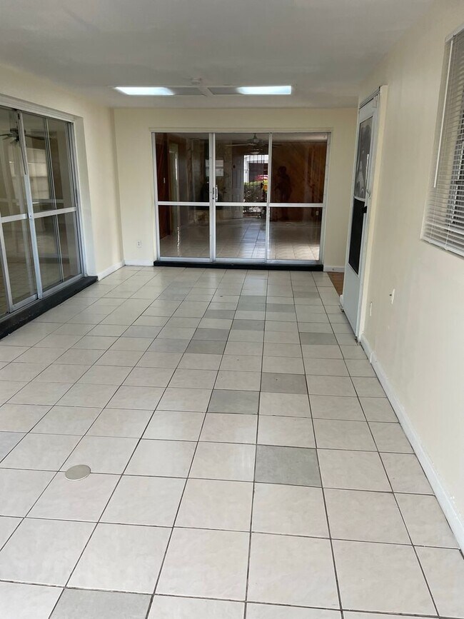 Foto del edificio - Large 3 Bedroom 2 Pool Home in Daytona Beach!