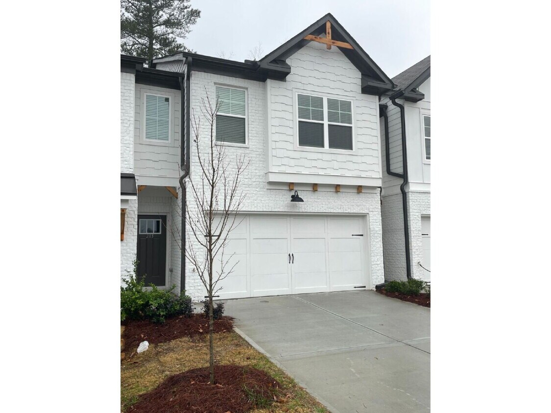 Foto principal - Stylish 3BR Townhome with Private Yard & Two-Car Garage in Auburn, GA