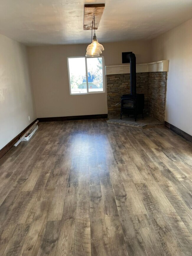 Foto del edificio - UPGRADED - REMODELED - CORNER LOT - ONE AC...