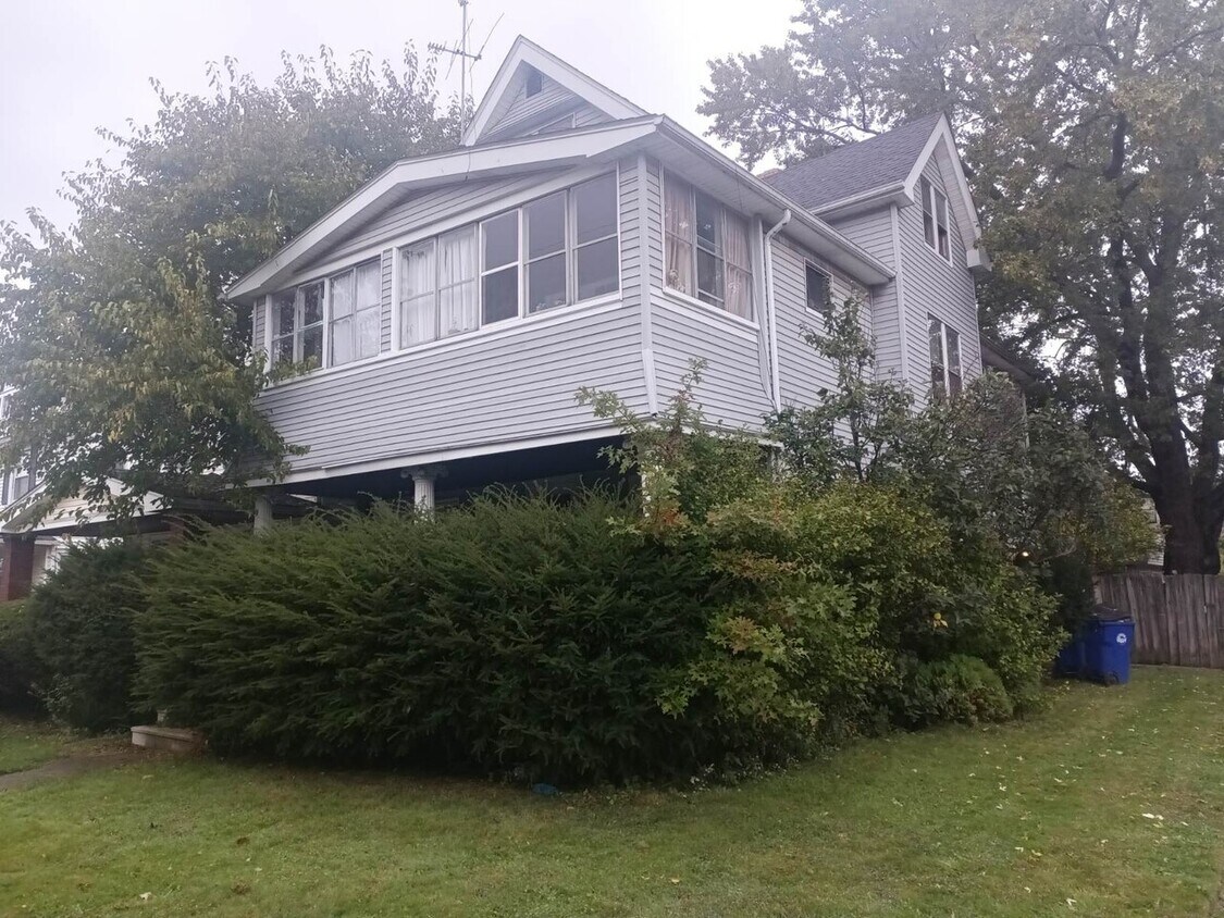 Building Photo - 8517 Rosewood Ave
