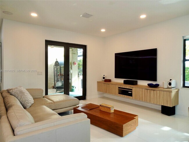 Foto del edificio - 668 NE 191st St