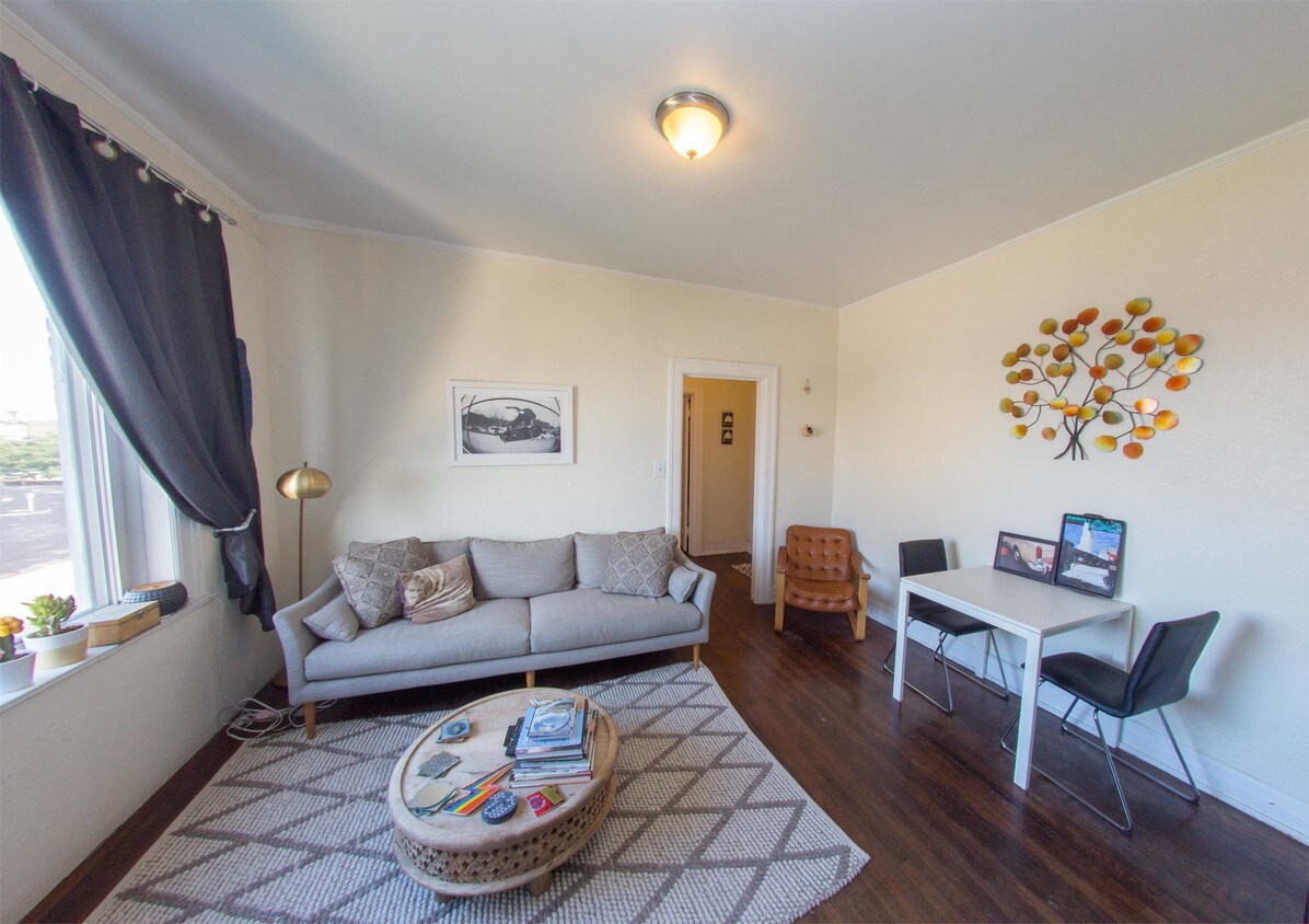 Primary Photo - 484 Brainard St