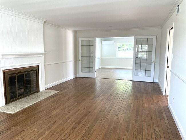 Foto del edificio - Charming updated 3-bedroom home with a/c near Victor Park