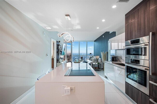 Building Photo - 851 NE 1st Ave