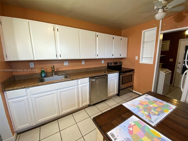 Foto del edificio - 5817 NW 20th Ct