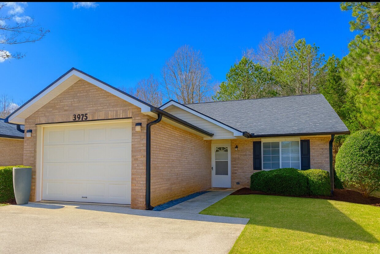 Ranch Style end unit townhome in great Gainesville location - Ranch Style end unit townhome in great Gainesville location