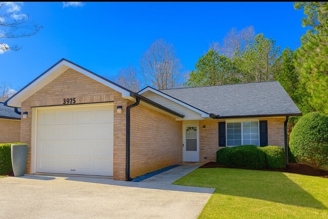 Ranch Style end unit townhome in great Gainesville location - Ranch Style end unit townhome in great Gainesville location