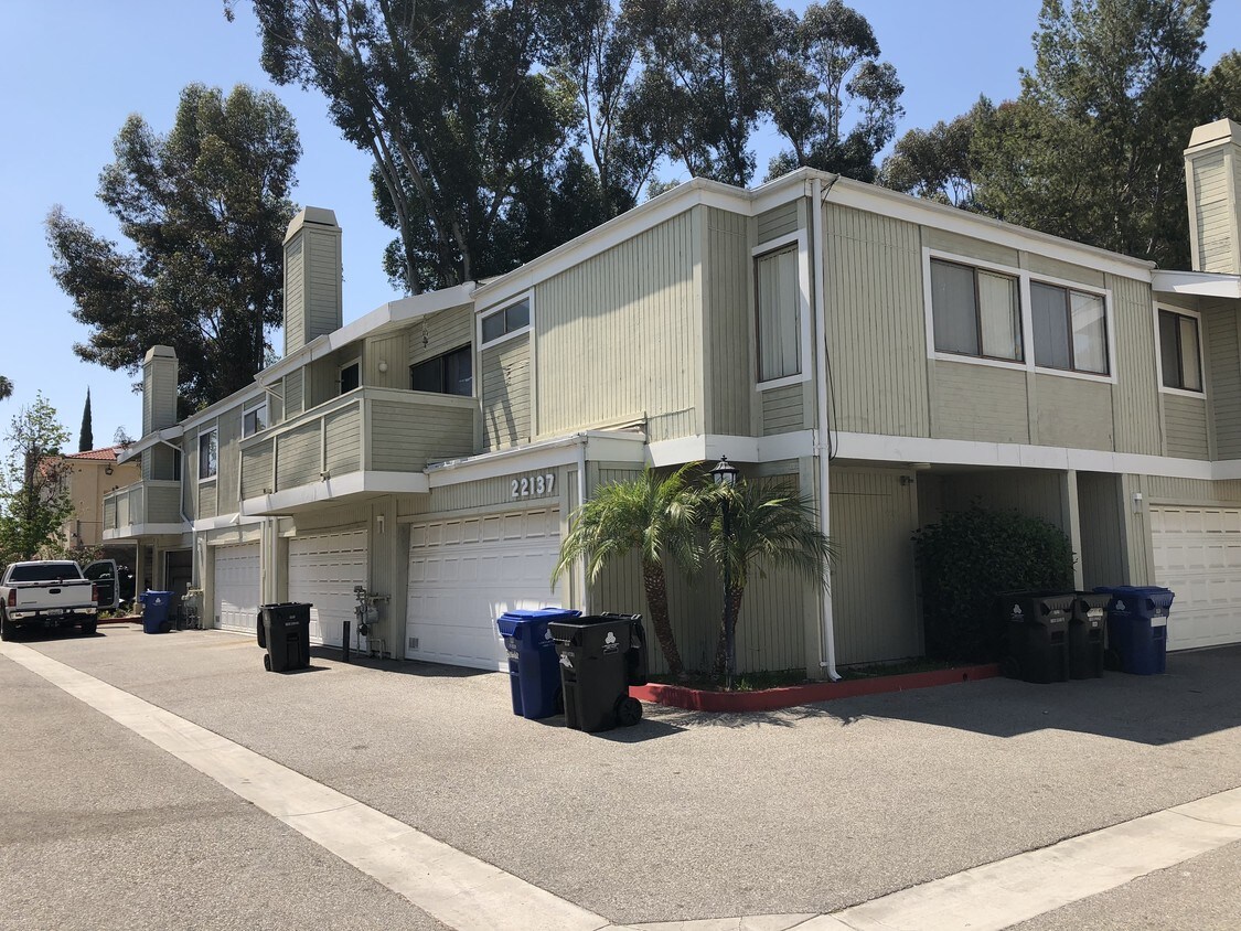 22137 Burbank Blvd, Los Angeles, CA 91367 Condo for Rent in Los