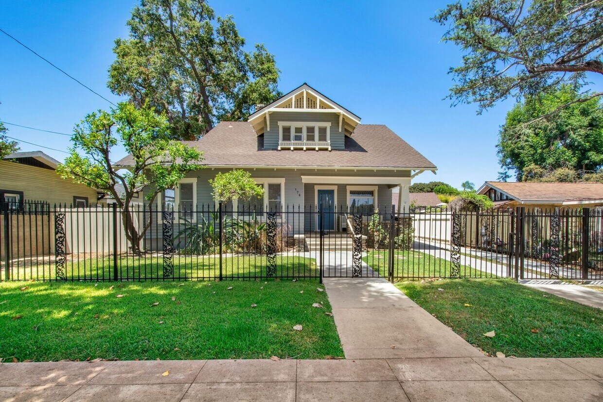 Foto principal - Charming craftsman home located in the hig...