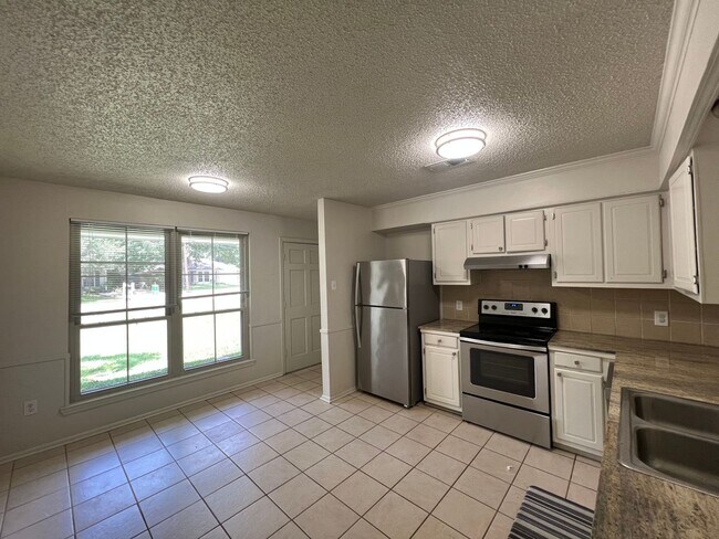 Building Photo - Country Club Estates off Brentwood at Jeff...