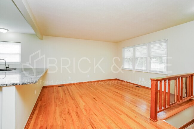 Foto del edificio - 5034 Cryodon Blvd N