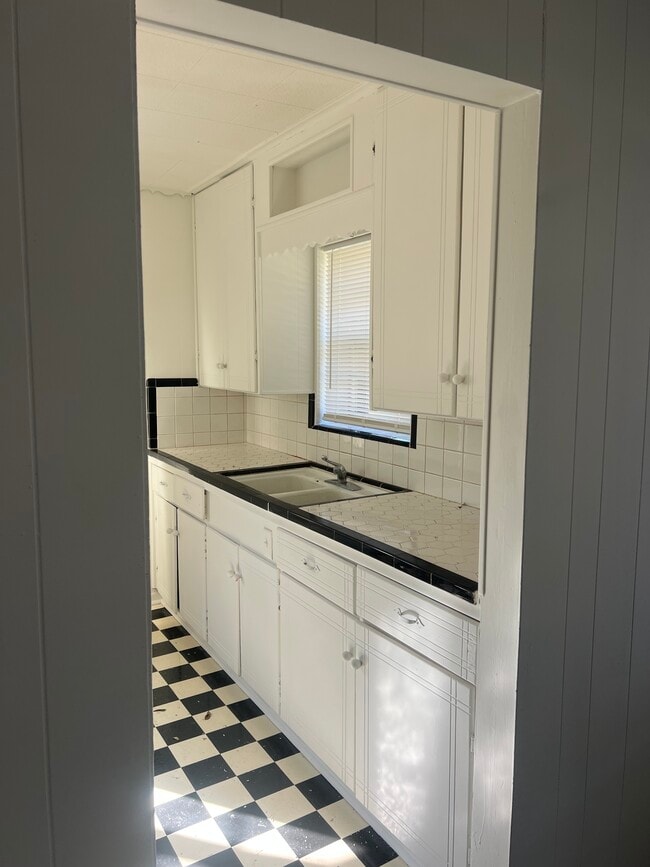 Building Photo - 126 E Colonial Dr