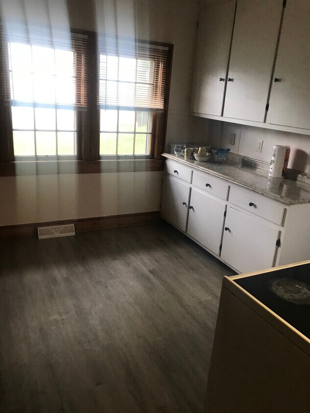 Kitchen - 103 Robinson St