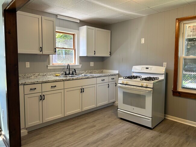 Building Photo - 12 Aspinook St