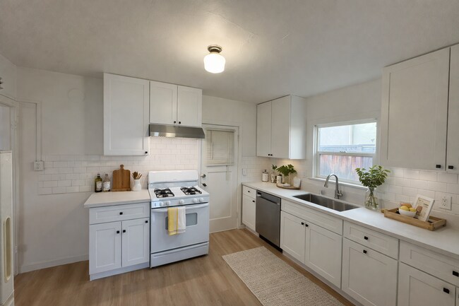 Foto del edificio - Welcome Home to This Spacious Downtown Davis Charmer Move in Now not a fall rental