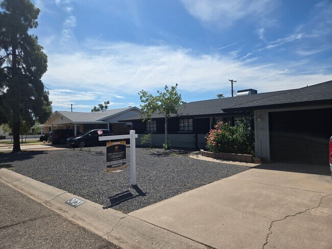 Building Photo - Cozy 3 bed, 2 bath home in Phoenix, No HOA!