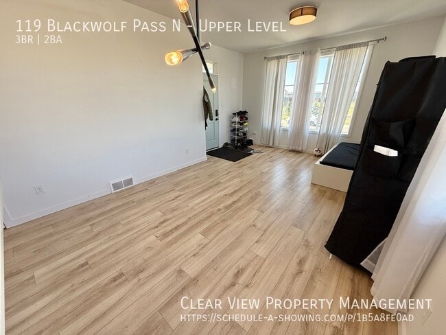 Building Photo - ? Bright & Beautiful 3-Bedroom Upper Suite