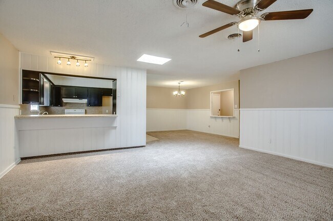 Foto del edificio - Stunning & Spacious Four Bedroom Home in t...