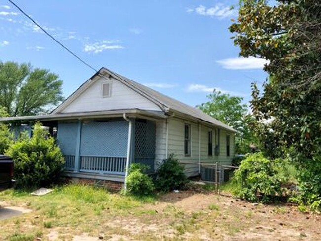 Building Photo - Roomy 3 bed 1 bath House in the Southside!