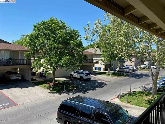 Building Photo - 2212 Peppertree Way